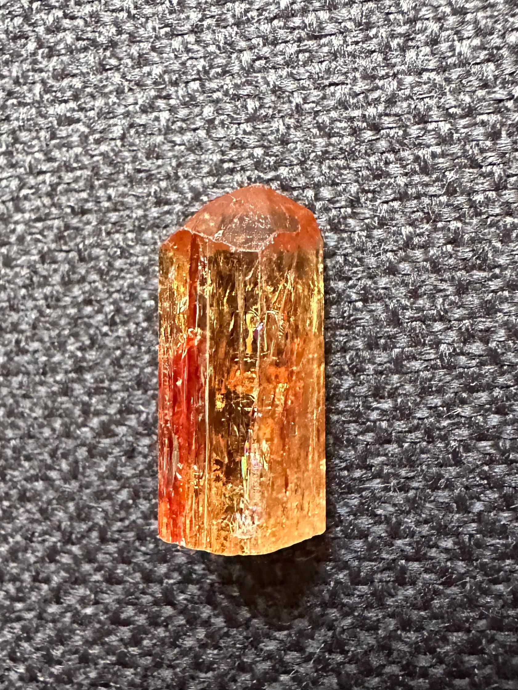 インペリアルトパーズ、9.78カラット、ミナスジェライス州、ブラジル