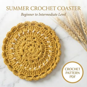 Könnte beinhalten: Ein handgefertigter, gelber Häkeluntersetzer mit gewelltem Rand und weißen Akzenten. Der runde Untersetzer trägt den Text "Summer Crochet Coaster" und "Beginner to Intermediate Level". Eine "Crochet Pattern PDF" Grafik ist ebenfalls sichtbar.