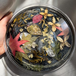 Bandeja giratoria de resina botánica con flores naturales – Bandeja decorativa floral hecha a mano – Centro de mesa único