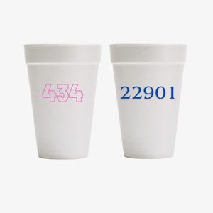 Könnte beinhalten: Zwei weiße Schaumstoffbecher mit aufgedruckten Zahlen. Auf einem Becher steht die Zahl 434 in Rosa, auf dem anderen die Zahl 22901 in Blau. Die Becher stehen vor einem weißen Hintergrund.