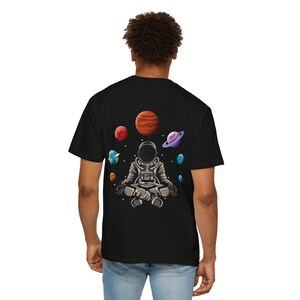 Camiseta espacial caprichosa / Camiseta gráfica unisex, diseño de astronauta, regalo para amantes del espacio, ropa informal, top de verano a la moda