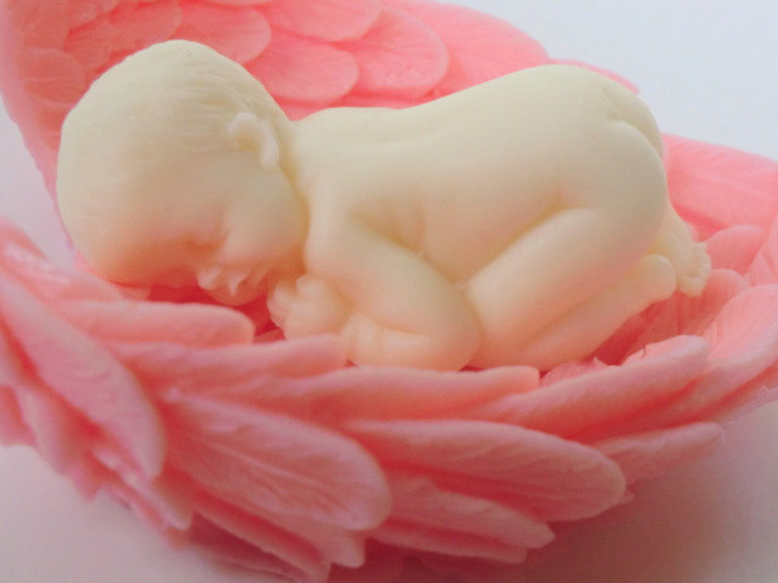 Мыло на крестины. Мыльные наборы на рождение малыша. Мыло на крещение. Малыш из мыла. Подарки кумовьям на крестины.