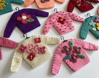 Adorno navideño de fieltro bordado: decoración con cuentas cosidas a mano