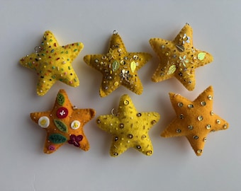 Adorno navideño de fieltro con estrellas bordadas: decoración con cuentas cosidas a mano