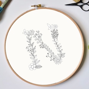 Desenho de bordado botânico da letra N | Padrão de bordado PDF com monograma floral