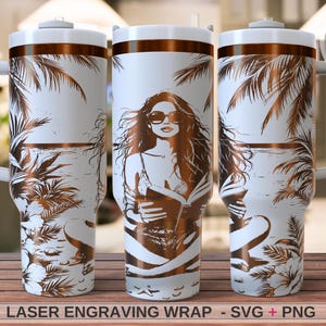 Op de afbeelding: Witte en koperkleurige geïsoleerde beker met een handvat, met een lasergegraveerd ontwerp van een vrouw die op het strand leest, palmbomen en de tekst "LASER ENGRAVING WRAP - SVG + PNG".