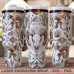 Op de afbeelding: Een witte beker met handvat en een koperkleurige lasergravure met ramsschedels, cactussen, bergen, pijlen en geometrische patronen. De tekst "Chantal's Perfect Pixel" staat in de hoek en "LASER ENGRAVING WRAP - SVG + PNG" staat onderaan de afbeelding.