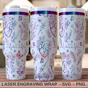 Puede incluir: Tres vasos blancos con asas que presentan un patrón grabado con láser de colores con corazones anatómicos, estetoscopios, jeringas, mariposas, flores y líneas de ritmo cardíaco EKG. El texto LASER ENGRAVING WRAP - SVG + PNG está abajo.
