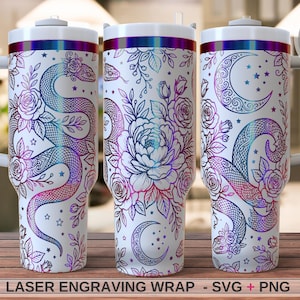 Peut inclure: Trois gobelets blancs avec poignées présentant un motif gravé au laser en dégradé de serpents, roses, pivoines et croissants de lune. Le texte Chantal's Perfect Pixel est dans un cercle, et LASER ENGRAVING WRAP - SVG + PNG est en bas.