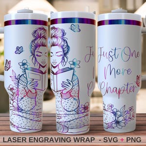 Könnte beinhalten: Weißer isolierter Becher mit Henkel, mit einer Frau, die ein Buch liest, Schmetterlingen und floralen Akzenten. Der Text "Just One More Chapter" ist in einer farbenfrohen Schrift dargestellt. Für Lasergravur entworfen.