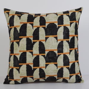 Könnte beinhalten: Handgefertigtes Holzschild mit dem Wort "Welcome" in verspielter Schrift. Es hat einen weißen, abgenutzten Hintergrund und einen dunkelbraunen Rahmen, ideal für eine Eingangstür. Das Schild ist etwa 30 cm breit und 15 cm hoch.