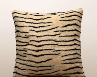 Funda de almohada de piel sintética con rayas de tigre – Cojín con detalles de animales