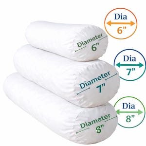 Puede incluir: Tres almohadas cilíndricas blancas apiladas. La almohada superior tiene un diámetro de 15 cm, la almohada del medio tiene un diámetro de 18 cm y la almohada inferior tiene un diámetro de 20 cm.