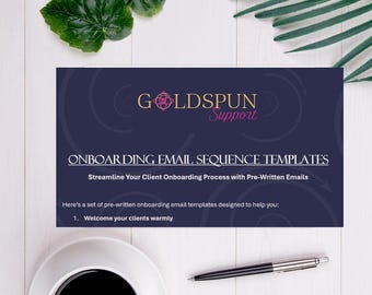 Könnte beinhalten: Eine marineblaue Karte mit dem Text "GOLDSPUN Support" und "ONBOARDING EMAIL SEQUENCE TEMPLATES". Eine Tasse Kaffee und ein Stift liegen auf einer weißen Holzoberfläche, mit grünen Blättern im Hintergrund.