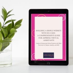 Peut inclure: Une tablette noire affiche un graphique rose et blanc avec le texte : "BUILDING A SIMPLE WEBSITE WITH NO CODE: A COMPREHENSIVE GUIDE FOR ASPIRING VIRTUAL ASSISTANTS." La tablette est sur une surface blanche, avec un vase en verre de feuilles vertes à gauche.