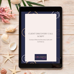 Può includere: Un tablet nero mostra uno "Client Discovery Call Script" con il testo "Conduct Effective Discovery Calls with Confidence". Il logo Goldspun è in basso. Conchiglie e stelle marine circondano il tablet su una superficie di legno chiaro.