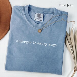 Comfort Colors® Allergisk mot tomma muggar T-shirt, rolig kaffeälskare-gåva, sarkastisk tee-drickare-humor-t-shirt, daglig koffeinberoende