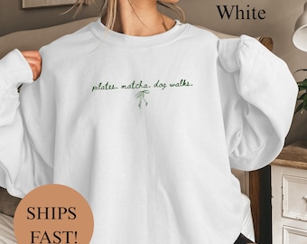 Pilates. Matcha. Paseos con perros. Camiseta, Camiseta de bienestar, Regalo para amantes del matcha, Camiseta para mamás perrunas, Camiseta cómoda para un estilo de vida relajado, Regalo para ella, Entrenamiento divertido