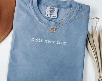 Shirt Comfort Colors® Faith Over Fear, christelijk cadeau, religieus T-shirt, empowerment citaat, T-shirt schriftvers, cadeau voor haar