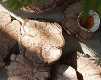 Zestaw naturalnych podstawek z kawałków drewna, ręcznie robiona rustykalna zastawa stołowa w stylu korzennym, organiczna dekoracja boho do domu, ekologiczny, wyjątkowy prezent na parapetówkę, podstawka z kawałków drewna
