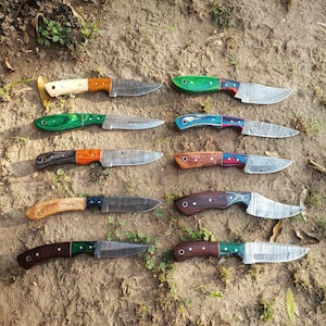 Set of 10 Handmade Damascus Steel Skinner Knives with Leather Sheaths – Custom Handle – Outdoor Hunting Gift – Collector’s Knife Set