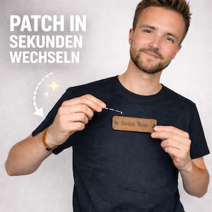 Schwarzes T-Shirt mit Leder-Patch | Witziger Spruch wechselbar | Unisex Shirt personalisiert | Geschenk Männer Frauen | Switch Match