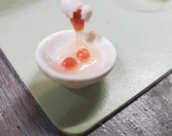 Poppenhuisminiaturen realistisch gebarsten ei met geschenkdoos