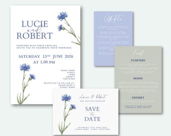 Puede incluir: Juego de papelería de boda con un diseño floral con acianos azules. Incluye una invitación, una tarjeta de guardar la fecha, una tarjeta de información de regalos y una tarjeta de menú. La invitación dice "Lucie y Robert" y la fecha "Sábado 13 de junio de 2026".