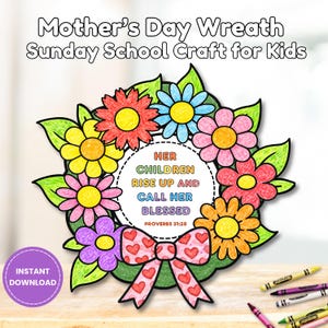 Può includere: Una colorata ghirlanda per la festa della mamma per bambini, con un design floreale, un fiocco e il testo "Her Children Rise Up and Call Her Blessed". La ghirlanda è circondata da foglie verdi e include il testo "Instant Download".