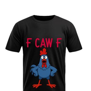 Könnte beinhalten: Schwarzes T-Shirt mit einem Cartoon-Design eines blauen Hahns und dem roten Text "F CAW F". Der Hahn hat einen roten Kamm und rote Füße und steht mit verschränkten Armen da. Das Shirt ist ein klassischer Rundhalsausschnitt.