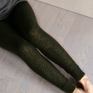 Puede incluir: Un par de leggings de color verde oscuro con un brillo sutil. Las leggings est&aacute;n hechas de una tela suave y el&aacute;stica y tienen un ajuste c&oacute;modo.