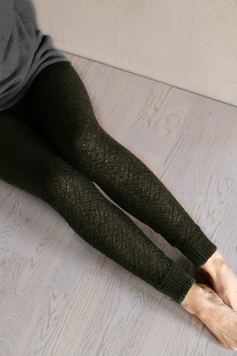 Puede incluir: Un par de leggings de color verde oscuro con un brillo sutil. Las leggings est&aacute;n hechas de una tela suave y el&aacute;stica y tienen un ajuste c&oacute;modo.