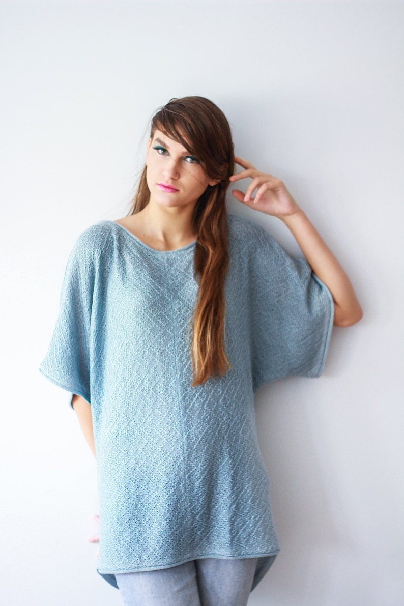 K&ouml;nnte beinhalten: Ein hellblauer Strickpullover mit lockerer Passform und einem etwas l&auml;ngeren R&uuml;ckenbund.