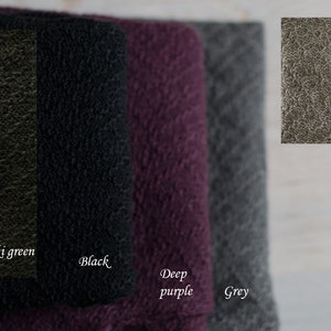 Puede incluir: Cuatro muestras de tela en diferentes colores: verde caqui, negro, morado oscuro y gris. Las muestras est&aacute;n dispuestas horizontalmente, con la muestra verde caqui a la izquierda y la muestra gris a la derecha. Las muestras est&aacute;n etiquetadas con sus colores respectivos.