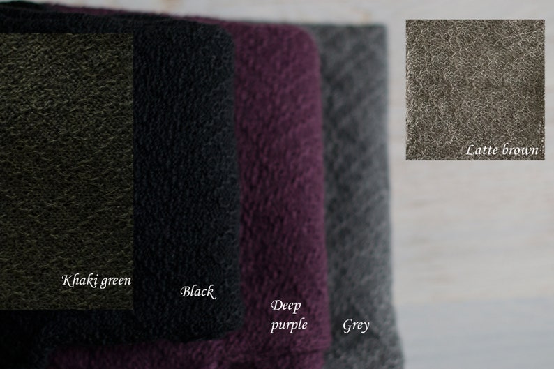 Puede incluir: Cuatro muestras de tela en diferentes colores: verde caqui, negro, morado oscuro y gris. Las muestras est&aacute;n dispuestas horizontalmente, con la muestra verde caqui a la izquierda y la muestra gris a la derecha. Las muestras est&aacute;n etiquetadas con sus colores respectivos.