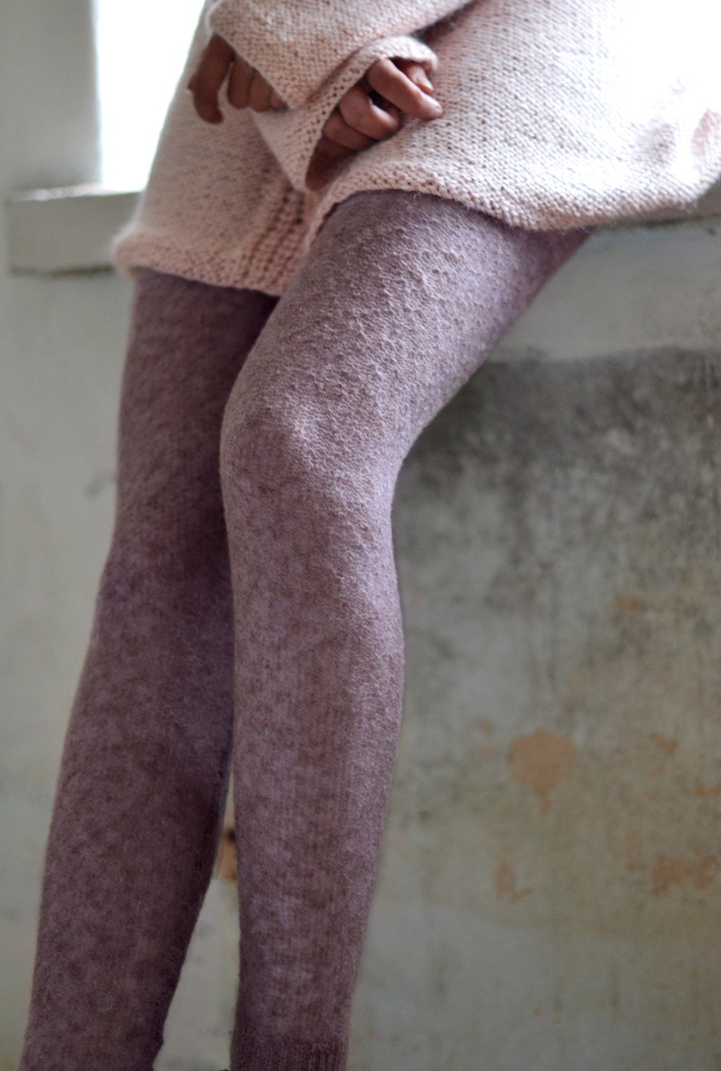 Puede incluir: Un par de medias de color malva con textura y un aspecto suave y peludo.