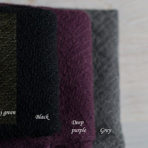 Puede incluir: Cuatro muestras de tela en diferentes colores: verde caqui, negro, morado oscuro y gris. Las muestras est&aacute;n dispuestas horizontalmente, con la muestra verde caqui a la izquierda y la muestra gris a la derecha.