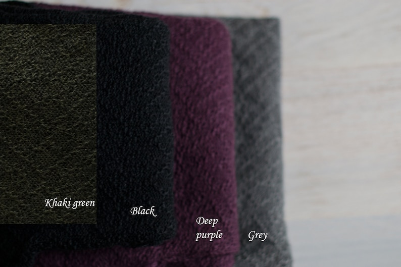 Puede incluir: Cuatro muestras de tela en diferentes colores: verde caqui, negro, morado oscuro y gris. Las muestras est&aacute;n dispuestas horizontalmente, con la muestra verde caqui a la izquierda y la muestra gris a la derecha.