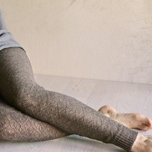 Puede incluir: Un par de leggings de punto marr&oacute;n con un patr&oacute;n texturizado. Los leggings est&aacute;n doblados en los tobillos y la tela es suave y acogedora.
