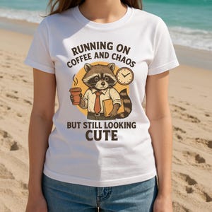 Laufen auf Kaffee und Chaos T-Shirt, süßes Grafik-T-Shirt für Kaffeeliebhaber, Unisex-Motivations-Shirt, ideales Geschenk für Geburtstage und für jeden Anlass.