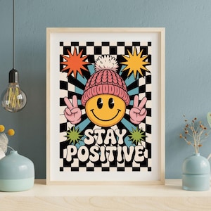 Lámina artística retro "Mantente positivo" con sonrisa: decoración digital de pared con un toque moderno de los 70 / póster inspirador de arte pop / ambiente de tablero de ajedrez moderno