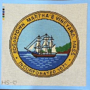 Op de afbeelding: Kruissteek van het zegel van Edgartown, Martha's Vineyard. Het ontwerp toont een zeilschip op blauw water, een groen eiland en de tekst "Edgartown Martha's Vineyard, Mass. Incorporated 1671" in een gouden cirkel.
