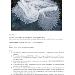 Könnte beinhalten: Ein weißer Häkel-Schal mit einem Spitzenmuster. Die Anleitung enthält die benötigten Materialien, die Maschenprobe, die Größe und Hinweise zum Häkeln des Schals. Der Text enthält die Wörter "Jackie's Shawl" und "Knitr by Patricia Findlay, 2021".
