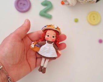 Muñeca amigurumi en miniatura de Anne With An E – Muñeca amigurumi en miniatura – Muñeca amigurumi en miniatura hecha a mano – Muñeca amigurumi hecha a mano
