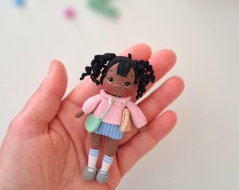 Muñeca Amigurumi en Miniatura de Colegiala – Muñeca Amigurumi en Miniatura – Muñeca Amigurumi en Miniatura Hecha a Mano – Muñeca Amigurumi Hecha a Mano