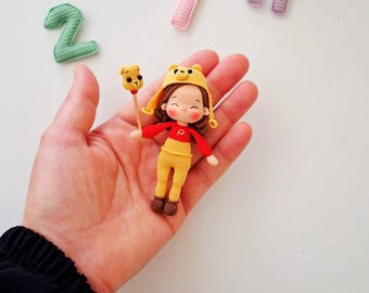 Muñeca amigurumi en miniatura de Honey y Winnie – Muñeca amigurumi en miniatura – Muñeca amigurumi en miniatura hecha a mano – Muñeca amigurumi hecha a mano