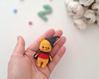 Muñeca amigurumi en miniatura de Winnie The Pooh para Halloween – Muñeca amigurumi en miniatura – Muñeca amigurumi en miniatura hecha a mano – Muñeca amigurumi hecha a mano