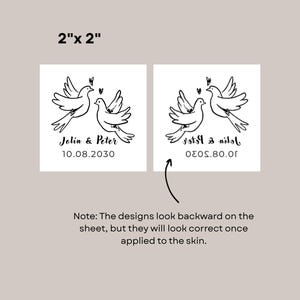 K&ouml;nnte beinhalten: Zwei wei&szlig;e Quadrate, jeweils 5 cm x 5 cm, mit einer schwarzen Strichzeichnung von zwei Tauben, einem Herzen, Namen und einem Datum. Eines lautet "Jolin & Peter 10.08.2030" und das andere ist umgekehrt. Der Hinweis besagt, dass die Designs r&uuml;ckw&auml;rts aussehen.