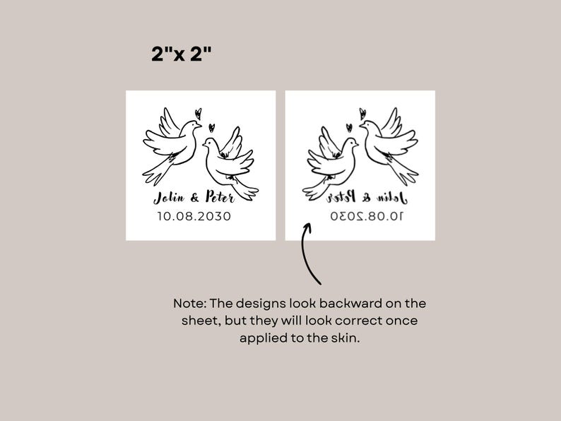 K&ouml;nnte beinhalten: Zwei wei&szlig;e Quadrate, jeweils 5 cm x 5 cm, mit einer schwarzen Strichzeichnung von zwei Tauben, einem Herzen, Namen und einem Datum. Eines lautet "Jolin & Peter 10.08.2030" und das andere ist umgekehrt. Der Hinweis besagt, dass die Designs r&uuml;ckw&auml;rts aussehen.