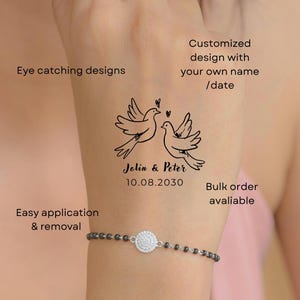 K&ouml;nnte beinhalten: Ein schwarz-wei&szlig;es Tattoo-Design von zwei Tauben mit den Namen "Jolin & Peter" und dem Datum "10.08.2030". Der Text "Eye catching designs", "Customized design with your own name/date", "Easy application & removal" und "Bulk order avaliable" sind ebenfalls sichtbar.